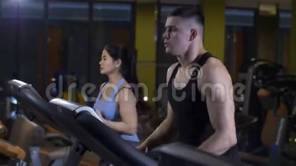男人和女人在健身房慢跑视频的预览图