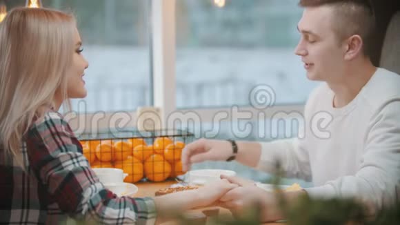 一对在咖啡馆里牵手的夫妇一个男人给他的女朋友礼物视频的预览图