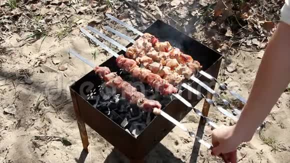 烤架上的牛肉烤肉视频的预览图