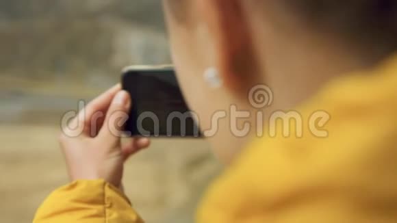 女人带着智能手机在火车上旅行视频的预览图