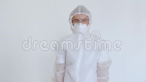 一位戴防护眼镜化学防护和口罩的妇女用双手示意禁止进入视频的预览图