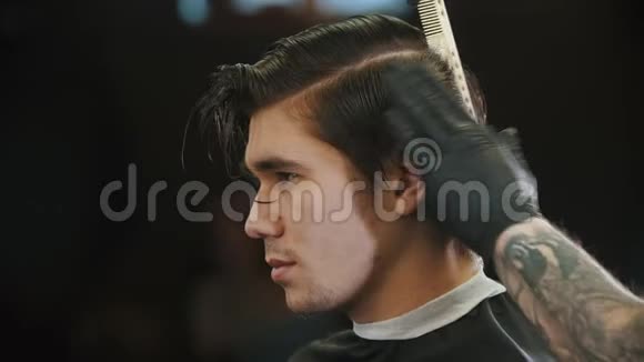 一个年轻人在理发店理发纹身理发师视频的预览图