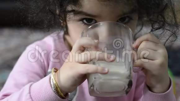 小女孩喝牛奶的特写镜头视频的预览图