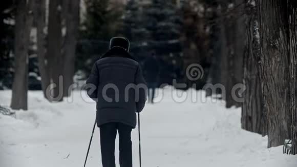 老爷爷老爷爷正在公园里做北欧漫步视频的预览图