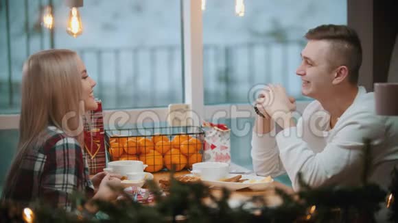 一对夫妇在咖啡馆里吃午饭互相交谈服务员给他们端来杯咖啡视频的预览图