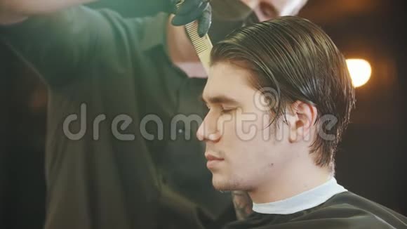 理发店理发的帅哥视频的预览图