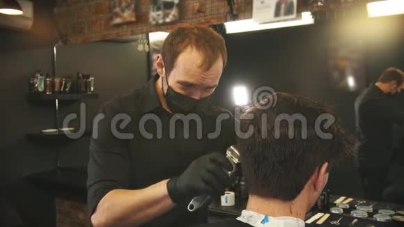 理发师用理发器在客户的两侧使头发边缘视频的预览图