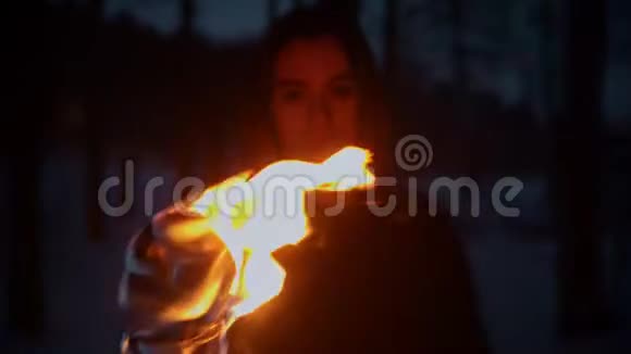 年轻女子晚上站在户外手里拿着火把视频的预览图