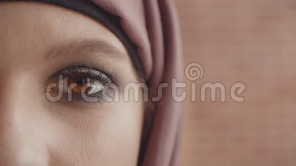 一个穆斯林女人棕色眼睛特写戴头巾的女孩的眼睛视频的预览图