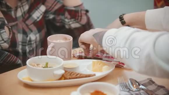一对夫妇在咖啡馆里吃午饭服务员给他们点了菜准备吃粥视频的预览图