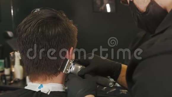 理发师让客户的头发卷起来视频的预览图
