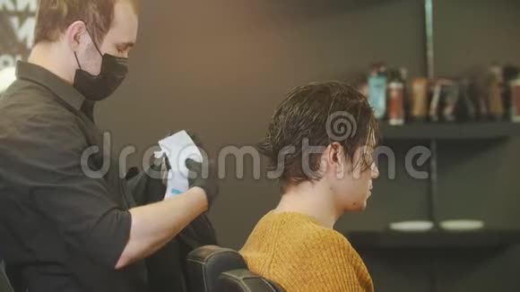 理发店的理发师给他的客户戴上了脖子保护视频的预览图
