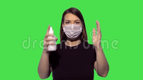 那个女孩戴着一个保护性的医疗面罩冠状病毒流行情况视频的预览图