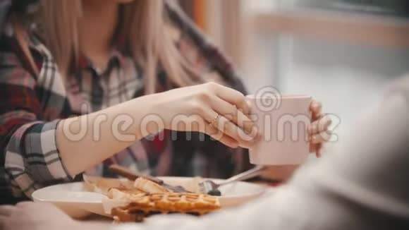 一位金发女郎喝着棉花糖的咖啡视频的预览图
