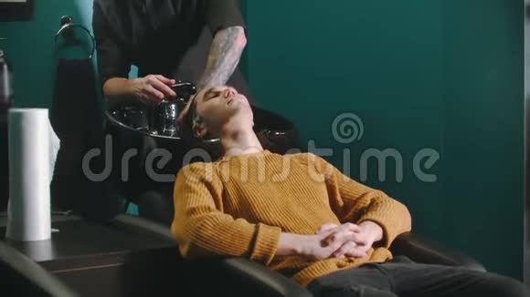 一个理发师带着他的理发师视频的预览图