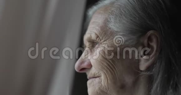 愁眉苦脸的老妇人满脸皱纹视频的预览图