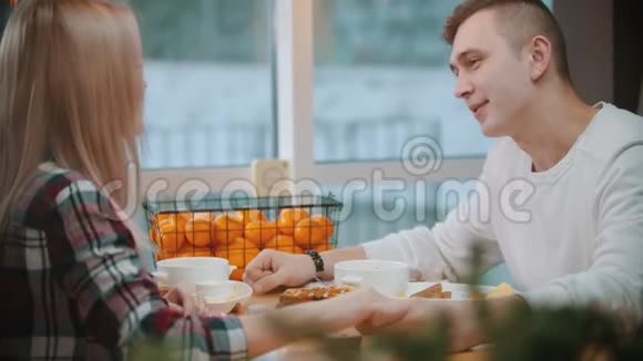 一对夫妇在咖啡馆里吃午饭手牵手交谈视频的预览图