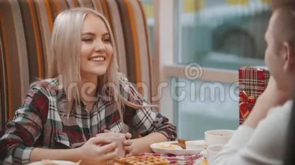 一个年轻的女人喝咖啡和男朋友说话视频的预览图