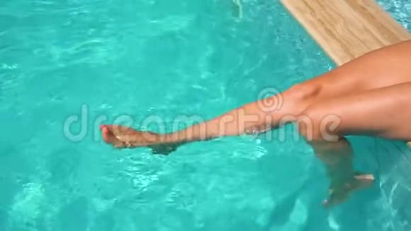 泳池里女人的腿视频的预览图
