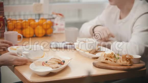 一对夫妇在餐厅享用早餐包括华夫饼和煎饼视频的预览图