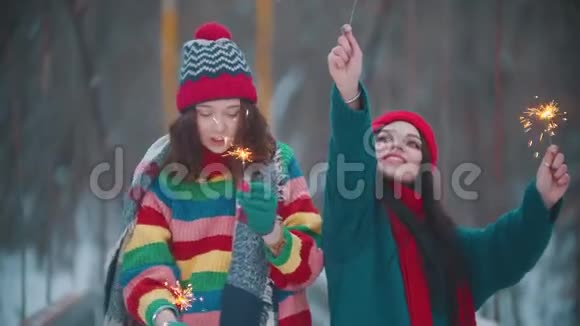 两个年轻快乐的女人在户外用点燃的火花跳舞视频的预览图