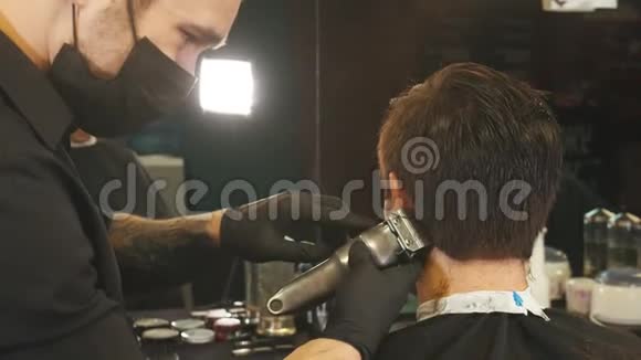 理发师用剪发器剪下客户的头发视频的预览图