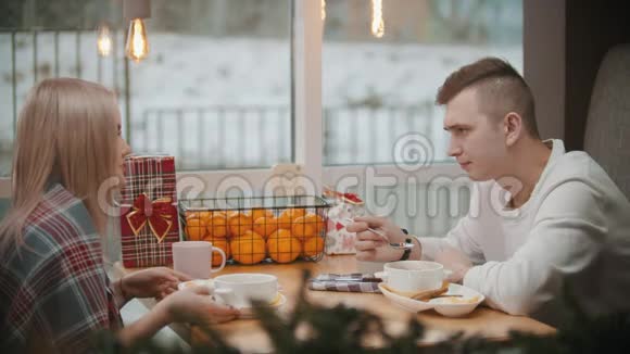 一对夫妇在咖啡馆吃午饭在餐馆里互相交谈服务员路过视频的预览图