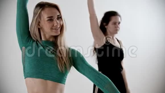 两个运动妇女在健身训练中热身动动手视频的预览图