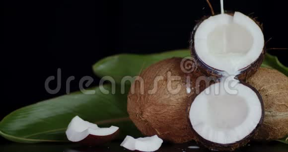椰奶是流动的椰子视频的预览图