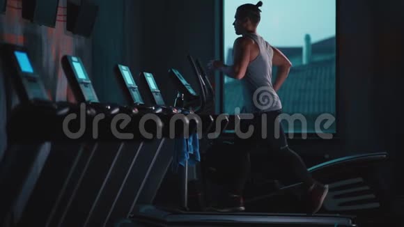 现代健身房跑步机上跑步的帅哥视频的预览图