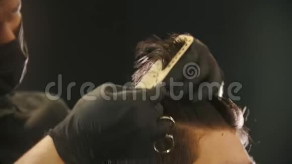 戴手套的理发师剪客户湿发剪主要长度视频的预览图