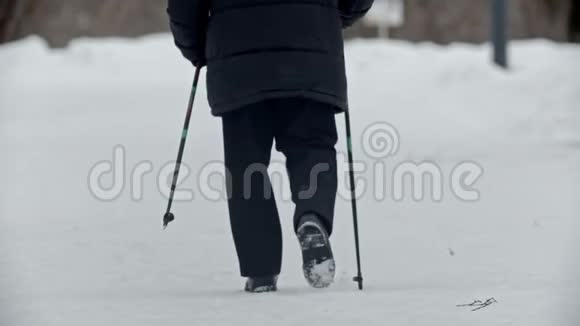 老爷爷老爷爷正在冬季参加北欧漫步公园视频的预览图