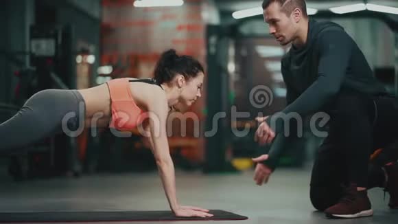 健身女子健身健身私人教练视频的预览图