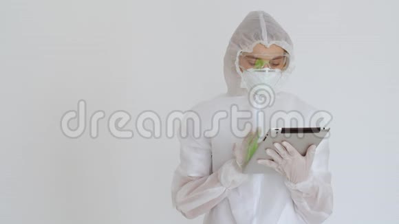 一个化学防护的女孩在电子平板上打印数据视频的预览图