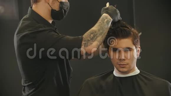 纹身理发师刷牙客户湿发照镜子视频的预览图