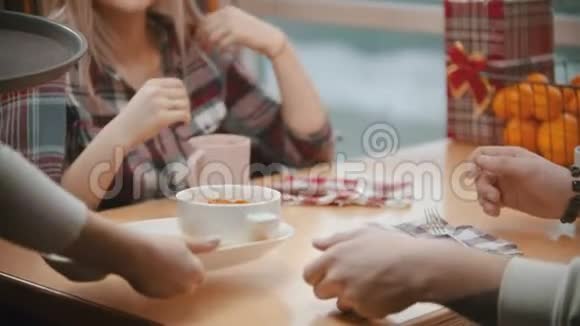 一对夫妇在咖啡馆吃午饭服务员给他们点菜视频的预览图