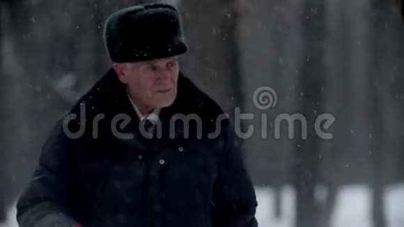 年迈的祖父失去的祖父正在冬季公园散步视频的预览图