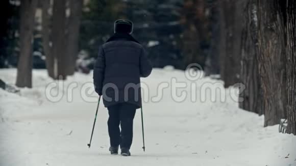 老爷爷爷爷正在公园里做北欧漫步视频的预览图