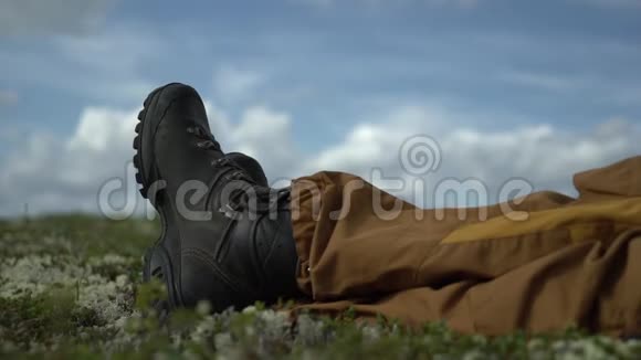 旅行者在草地上休息他在冻土带视频的预览图