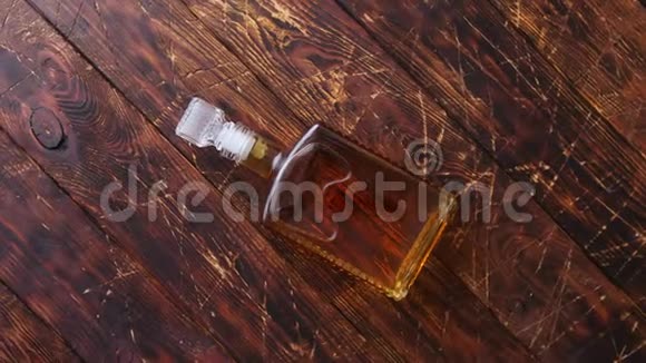 一瓶威士忌放在木桌上视频的预览图