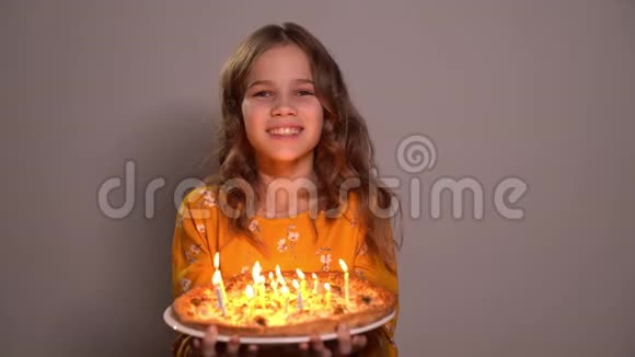生日女孩给一个十几岁的孩子带蜡烛的披萨视频的预览图