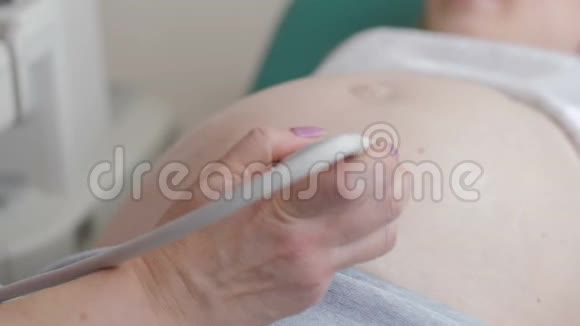 超声检查幸福孕妇腹部检查现代医学技术视频的预览图
