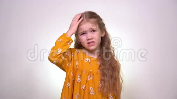 头疼金发的小女孩在哭视频的预览图