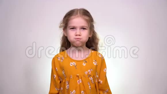一个小女孩撅起脸颊用手拍打脸颊视频的预览图