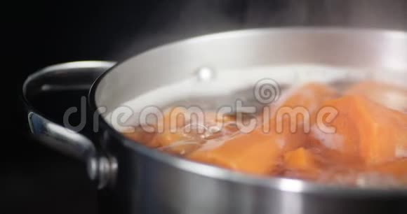 用蒸汽在水中煮胡萝卜视频的预览图