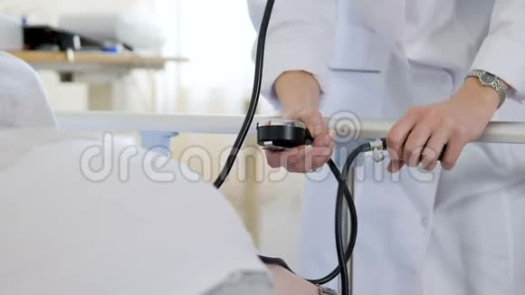 临床测量孕妇血压的女医生特写视频的预览图