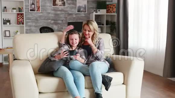 放大母亲和女儿的牙套视频的预览图