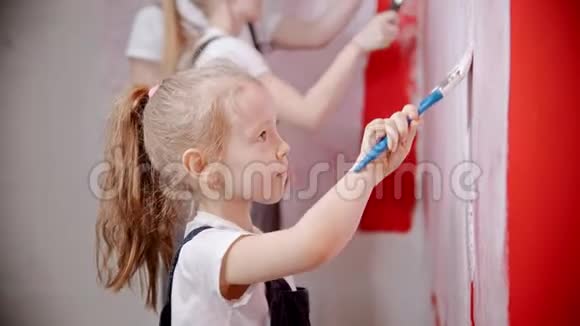 父母称赞小女孩画的墙视频的预览图