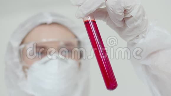 用一种红色溶液封闭试管医生把它放在她身上一名女性实验室助理视频的预览图
