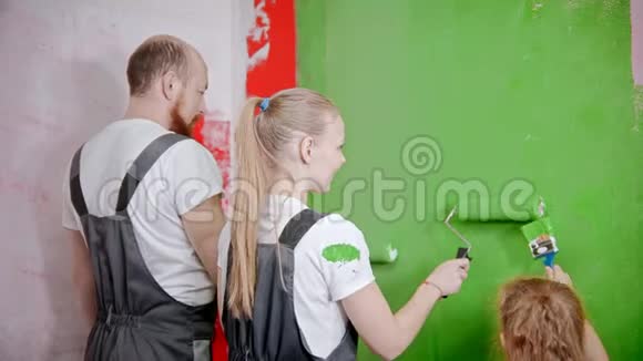 家庭绘画墙一个女人手掌覆盖着绿色的油漆视频的预览图